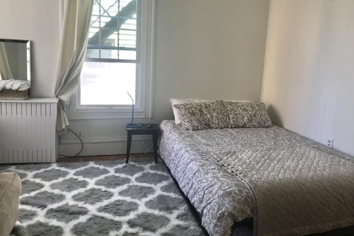 Camera Basic, 1 letto matrimoniale | Con stile personalizzato, con arredamento individuale, una scrivania