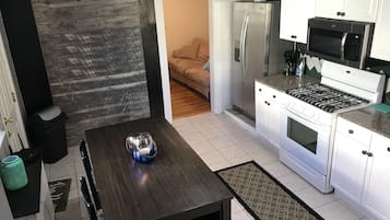 Lemari es besar, microwave, oven, dan kompor