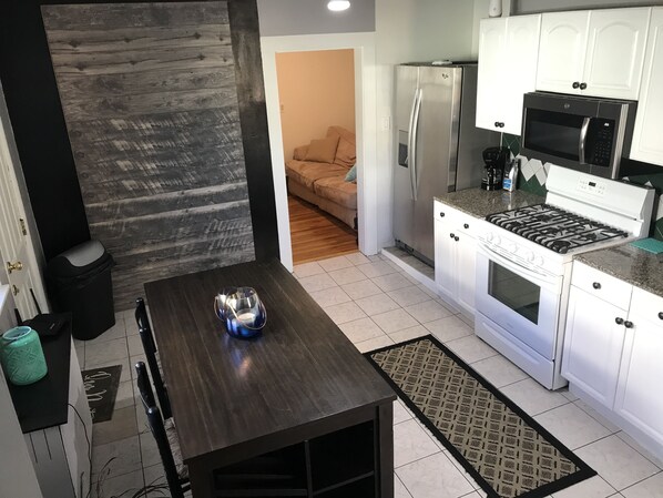 Geladeira grande, micro-ondas, fogão, cooktop