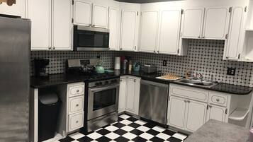 Full-size fridge, microwave, oven, stovetop