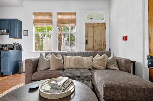 Casa Fuego (Suite C) - Centre-ville historique - à seulement 3 pâtés de maisons de King Street!