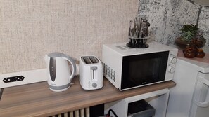 Standard Room, 1 Queen Bed, Mountain View (2) | Shared kitchen | Fridge, microwave, stovetop, electric kettle - Bluebell (Mengusovce)