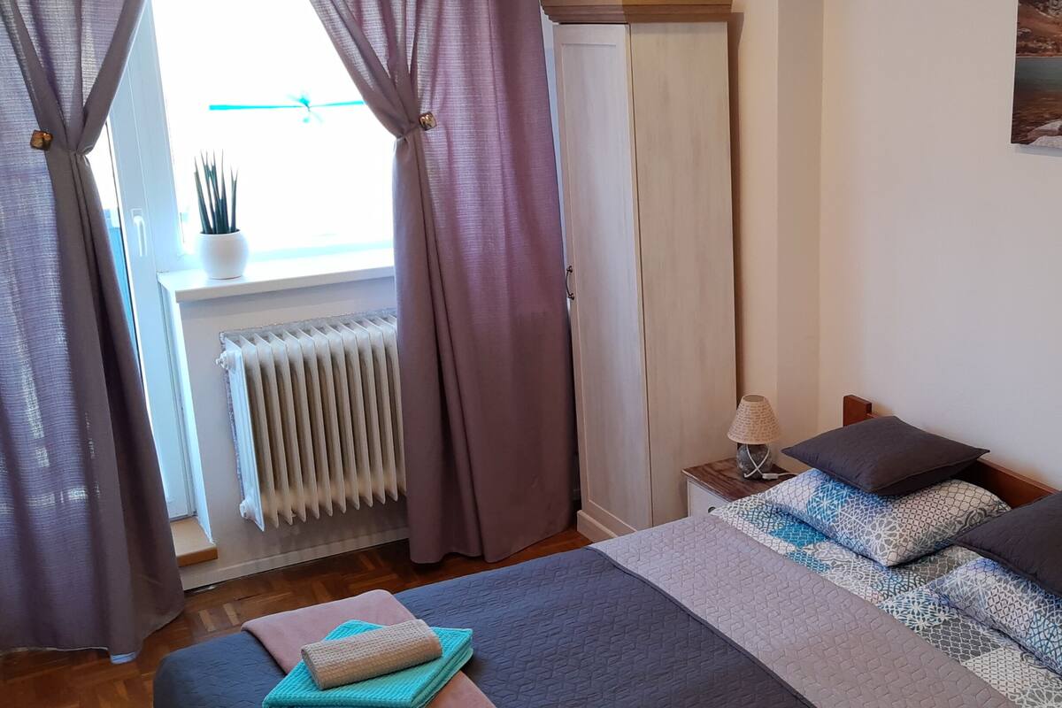 Comfort kamer, 1 queensize bed, balkon, uitzicht op bergen | Individueel gedecoreerd, individueel gemeubileerd, een bureau