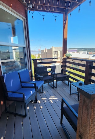 Modern, Chic, 3bedroom/2bath, Patio, GGB/City views,snacks/instant breakfast.