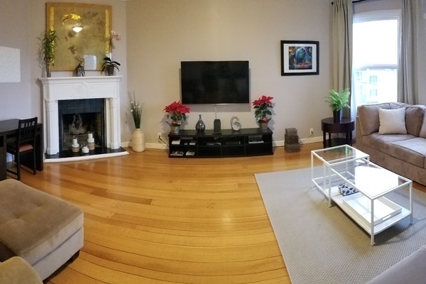 Spacious livingroom.