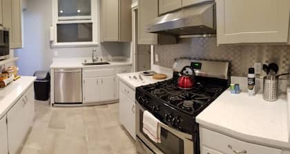 Modern, Chic, 3bedroom/2bath, Patio, GGB and City views and free breakfast.<br><br>