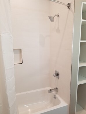 Ducha y bañera combinadas, secador de pelo, toallas y jabón