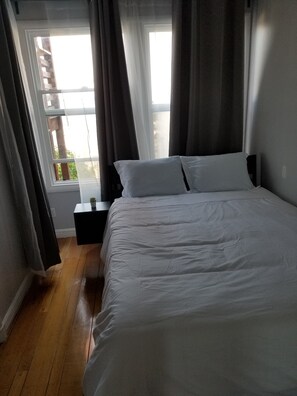 3 soverom, skrivebord, strykejern/-brett og reiseseng for barn
