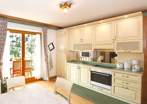 Fridge, microwave, oven, stovetop - NOCKFLAIR Apatment by Isa agentur bike and ski (Bach)