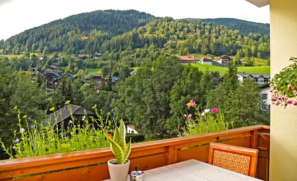 Outdoor dining - NOCKFLAIR Apatment by Isa agentur bike and ski (Bach)