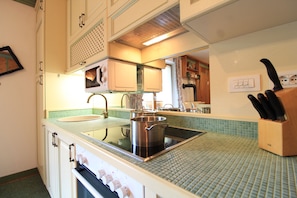 Fridge, microwave, oven, stovetop - NOCKFLAIR Apatment by Isa agentur bike and ski (Bach)