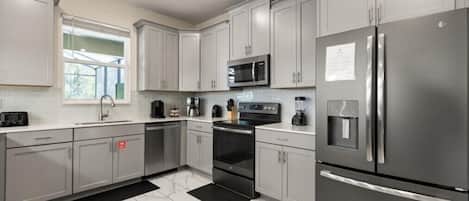 Geladeira, micro-ondas, fogão, cooktop