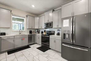 Frigorífic, microones, forn i placa de cuina 