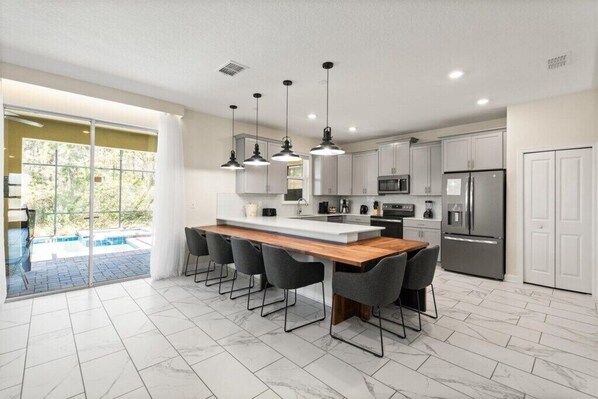 Jääkaappi, mikroaaltouuni, uuni, liesi