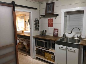 Réfrigérateur, micro-ondes, cafetière/bouilloire