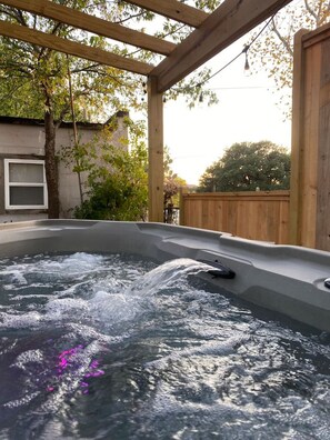 Outdoor spa tub - Charming Tiny Home & Hot Tub, Medina (Medina)