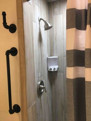 Secadora de cabello, toallas, jabón, papel de baño 