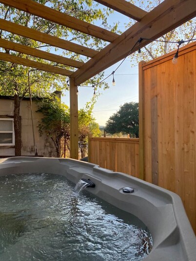 Charming Tiny Home & Hot Tub, Medina