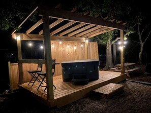 Terrace/patio - Charming Tiny Home & Hot Tub, Medina (Medina)