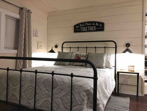 1 bedroom, desk, iron/ironing board, free WiFi - Charming Tiny Home & Hot Tub, Medina (Medina)