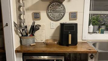 Refrigerador, microondas, cafetera y tetera y utensilios de cocina