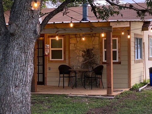 3 Sisters Crossroads Cottage with Big Porch, close to Lost Maples