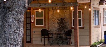3 Sisters Crossroads Cottage with Big Porch, close to Lost Maples
