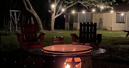 3 Sisters Crossroads Cottage with Big Porch, close to Lost Maples