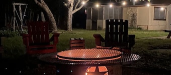 3 Sisters Crossroads Cottage with Big Porch, close to Lost Maples