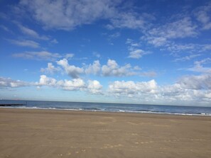 Vlak bij het strand, ligstoelen aan het strand