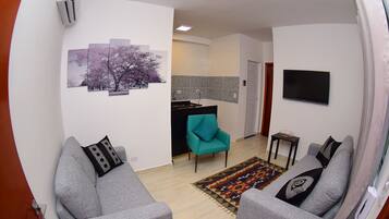 Apartamento, 2 quartos | Área de estar | TV de tela plana