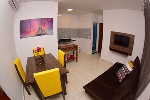 Apartamento, 1 habitación | Sala de estar | Una televisión de pantalla plana