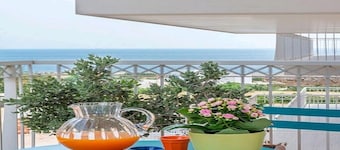 プライベートビーチとプール/スパを備えた海の見える明るい住居。
