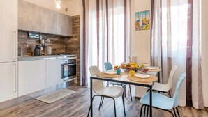 Une cuisine moderne avec un coin repas.