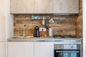 Geladeira, micro-ondas, fogão, cooktop