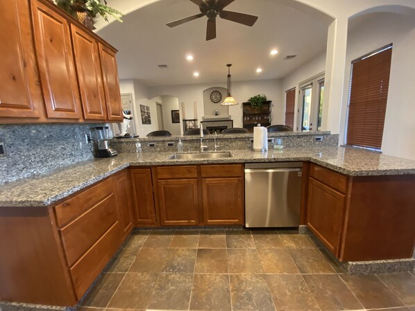 Jääkaappi, mikroaaltouuni, uuni, liesi