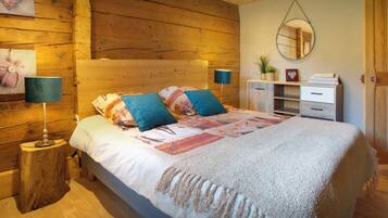 4 bedrooms, iron/ironing board, WiFi, bed sheets