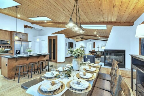 Large Open Plan Private Resort Home  10min to Beaches/Downtown  4BR/3Bth 2600SF