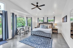 4 bedrooms, desk, iron/ironing board, free WiFi - Large Open Plan Private Resort Home  10min to Beaches/Downtown  4BR/3Bth 2600SF (San Diego)