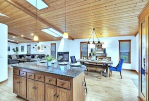 Dining - Large Open Plan Private Resort Home  10min to Beaches/Downtown  4BR/3Bth 2600SF (San Diego)