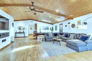 Smart-TV, Kamin, Tischfußball, Tischtennisplatte