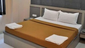 Standard Room | In-room safe, laptop workspace, iron/ironing board, WiFi (free) - Hotel Skylark Inn (Nashik)