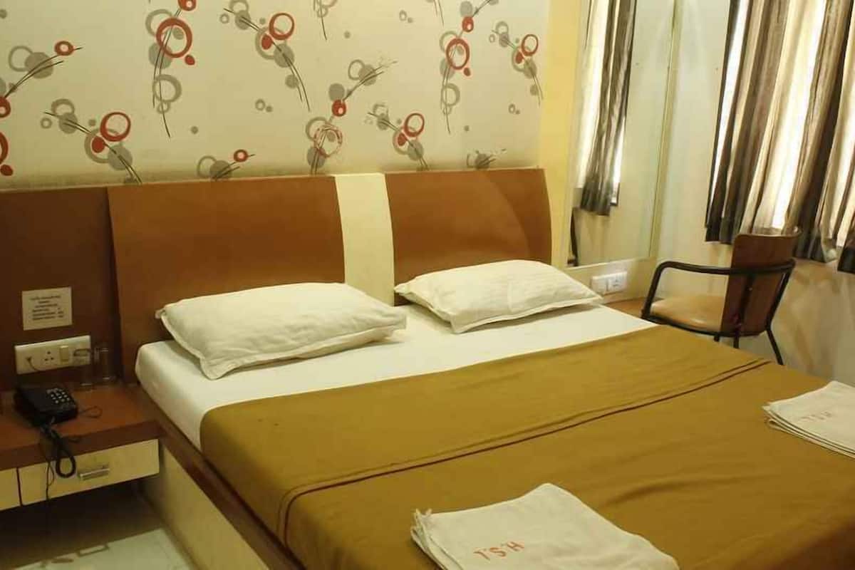 Executive Room | In-room safe, laptop workspace, iron/ironing board, free WiFi