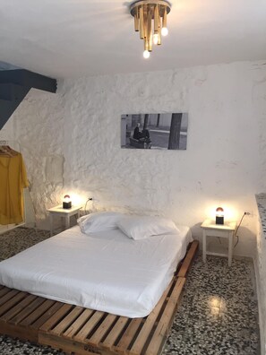 2 bedrooms, soundproofing, free WiFi, bed sheets