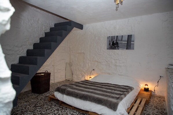 2 bedrooms, soundproofing, free WiFi, bed sheets