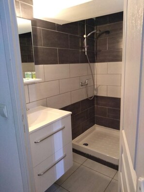 Ducha, artículos de higiene personal gratuitos y toallas