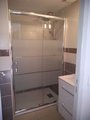 Twin Room | Bathroom
