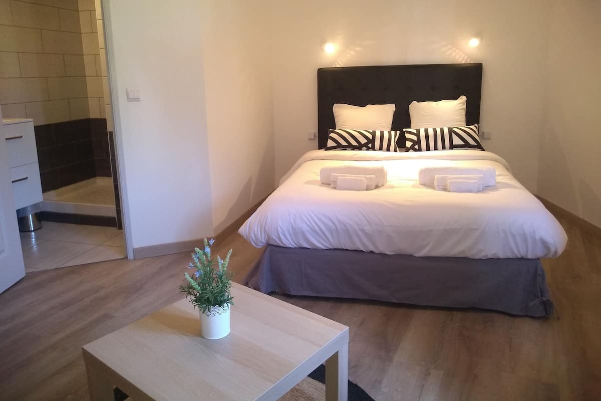 Double Room | WiFi (free), bed sheets
