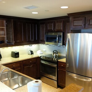 Jääkaappi, mikroaaltouuni, uuni, liesi