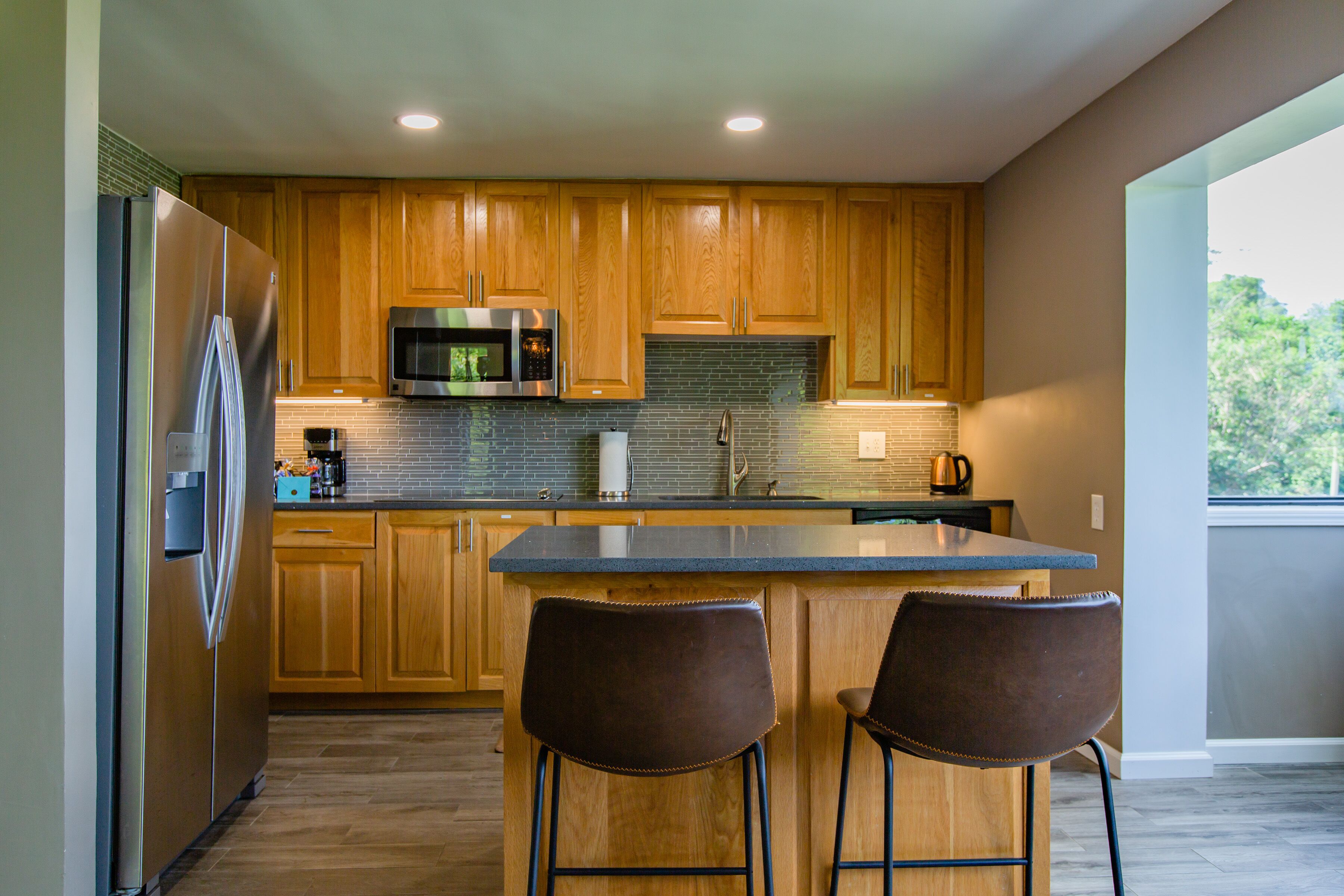 Réfrigérateur, micro-ondes, plaque de cuisson, lave-vaisselle